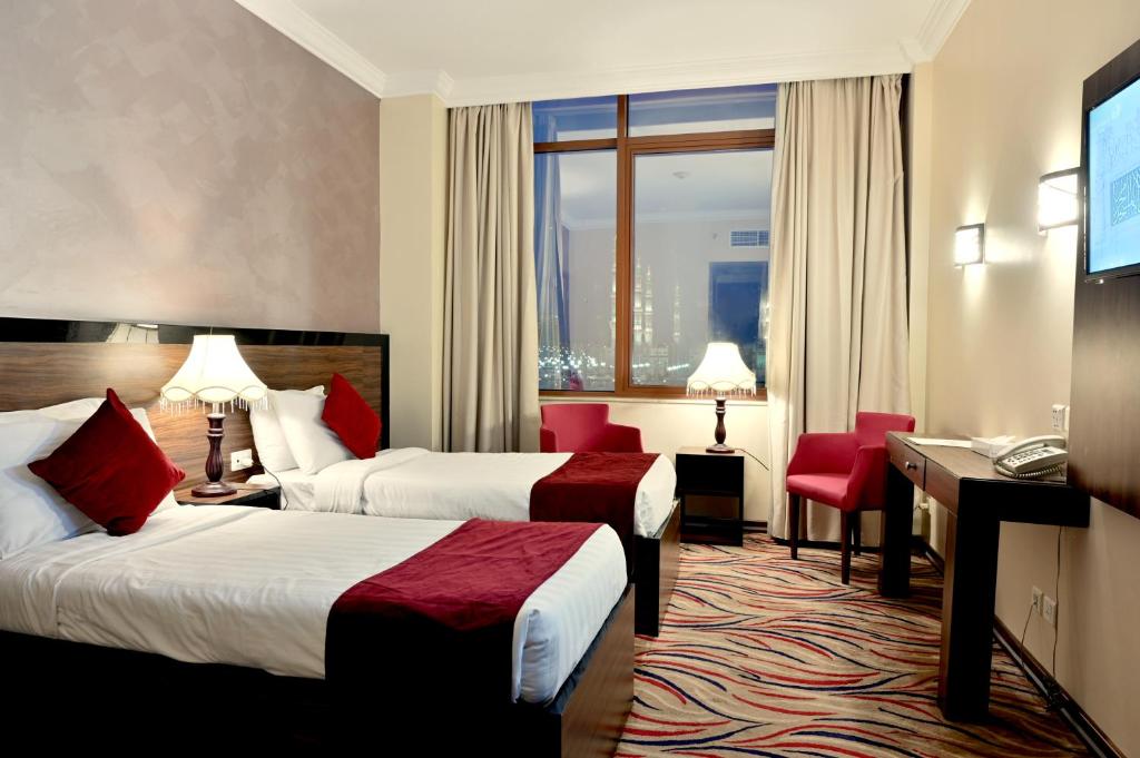 Un pat sau paturi într-o cameră la Hayah Golden Hotel