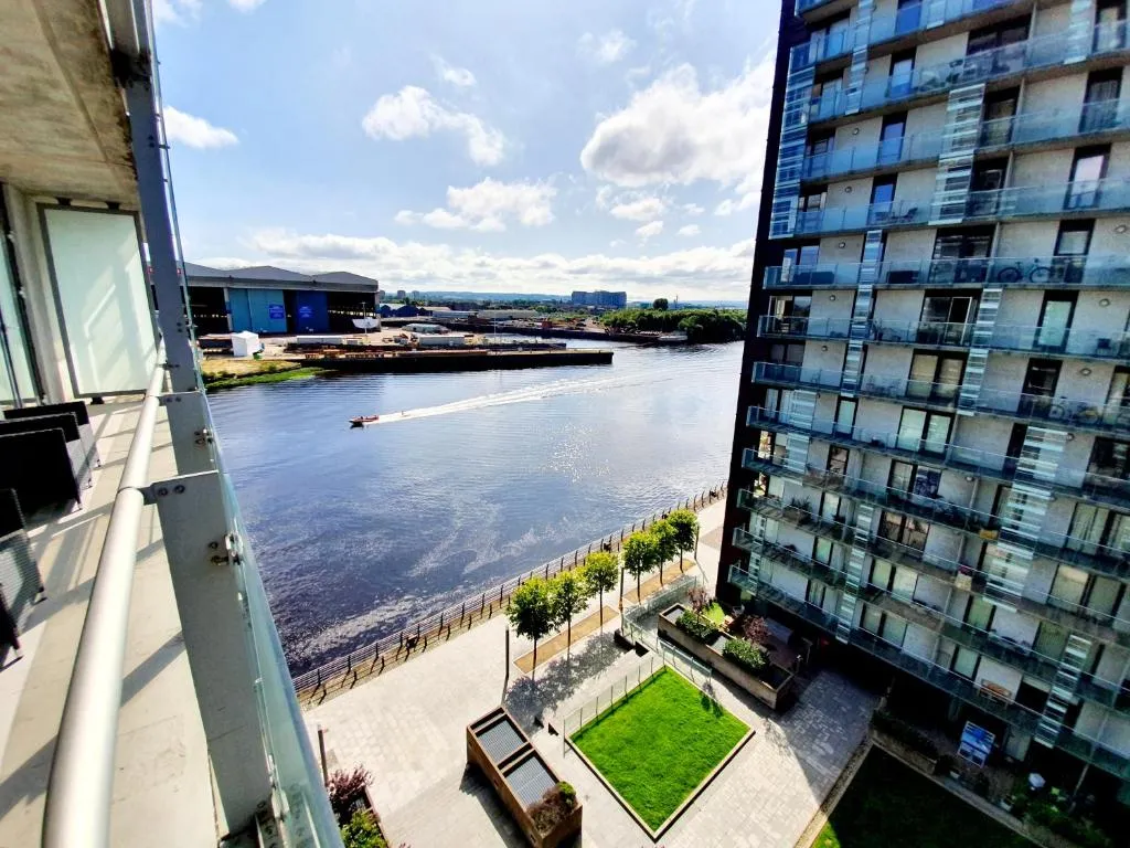 Airy 2 Bed, 2 Bathroom With Balcony & Free Parking, Glasgow, Marea Britanie