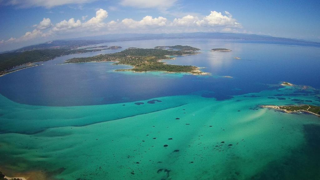 Vue aérienne d'un groupe d'îles dans l'eau dans l'établissement Itamos House Vourvourou, à Vourvourou