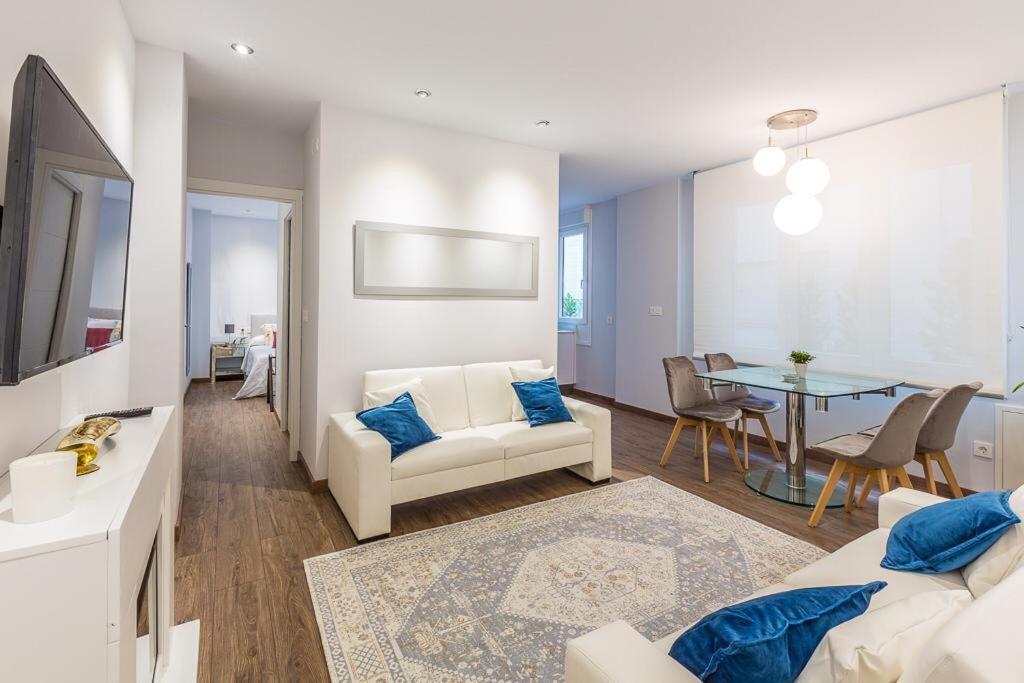 sala de estar con sofá blanco y mesa en UBICACIÓN INMEJORABLE REFORMADO LUJO, en Bilbao
