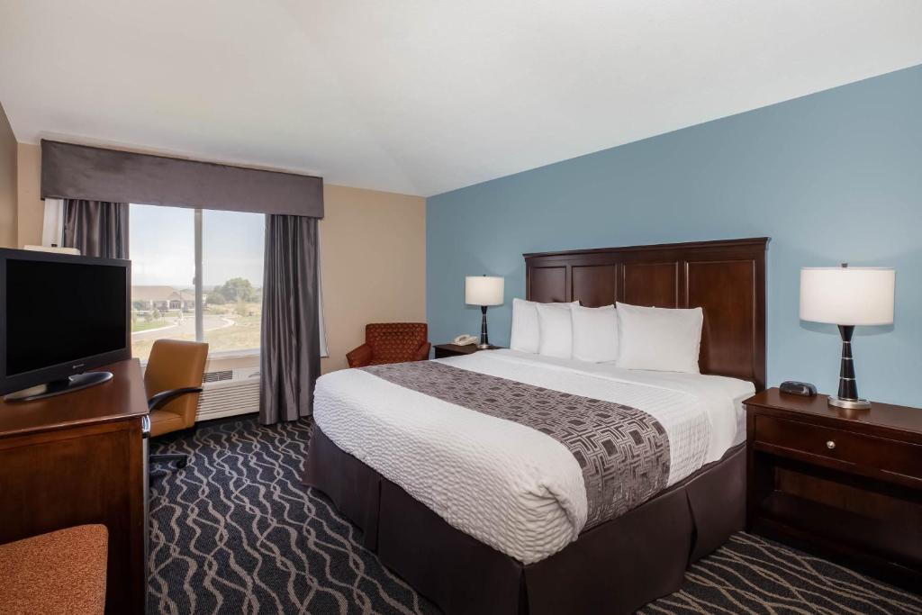Postel nebo postele na pokoji v ubytování Baymont by Wyndham Tri-Cities/Kennewick WA