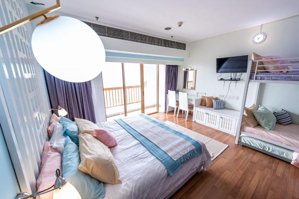 ペタリンジャヤにあるExclusive Family Suites @ Sunway Pyramid Resortのベッドルーム1室(ベッド1台、二段ベッド1組付)