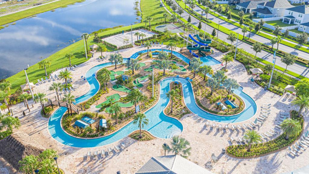 una vista aérea de un parque acuático en un complejo en Only 5 Miles from Disney! Free Water Park! 2 Bed, 2 Bath Condo, Sleeps 8, en Kissimmee