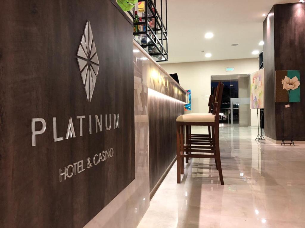 PLATINUM HOTEL CASINO في Charata: لافته لمتجر الهازونيه في مول