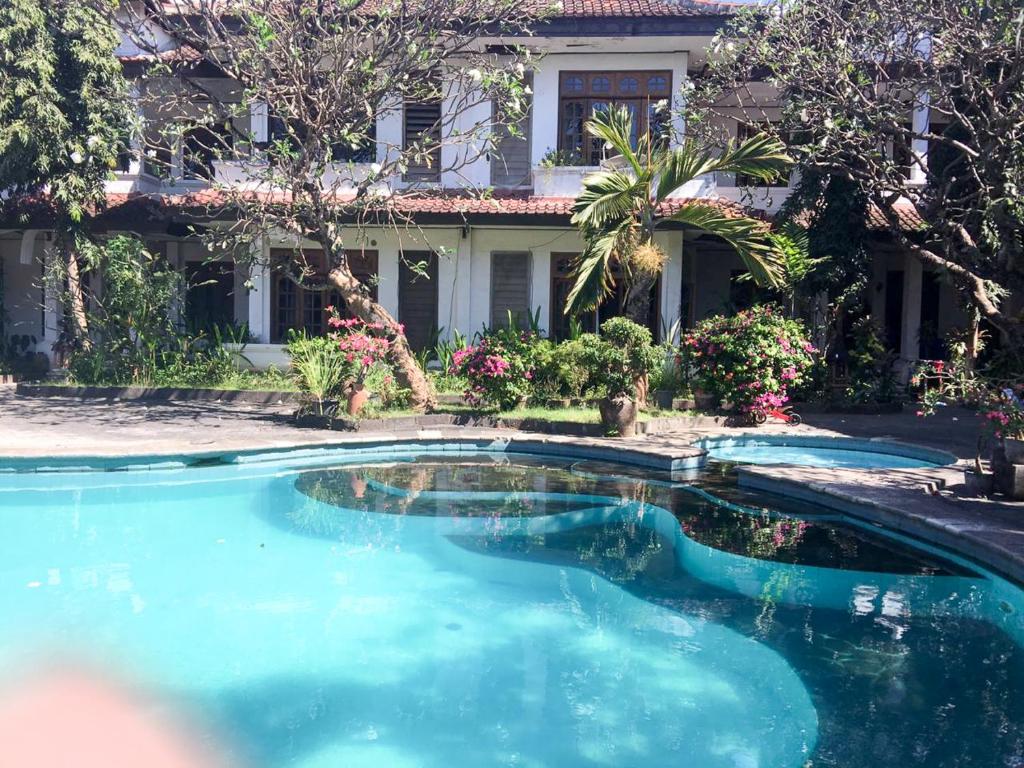 una piscina frente a una casa en Sari Bali Resort en Kuta