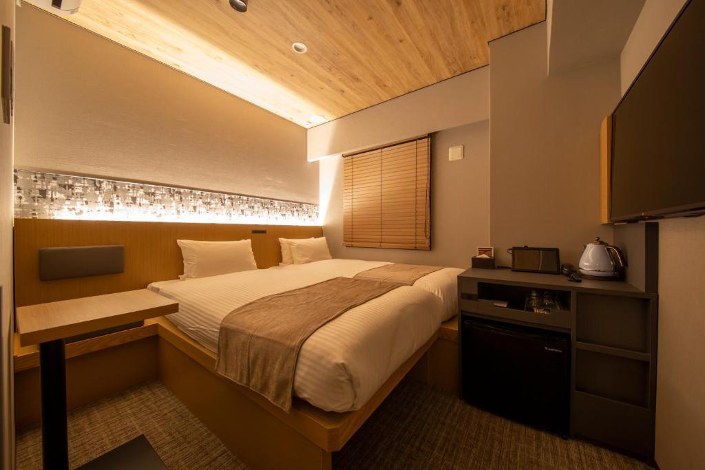 Tempat tidur dalam kamar di HOTEL AMANEK Kamata-Eki Mae