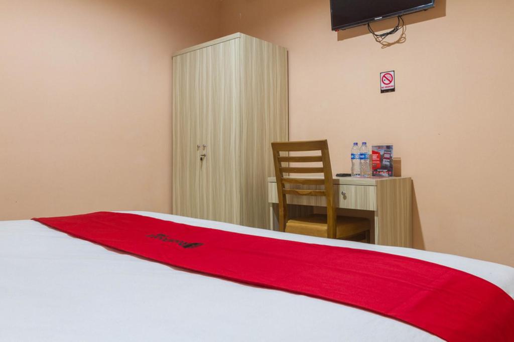 Postel nebo postele na pokoji v ubytování RedDoorz near Istana Plaza 2