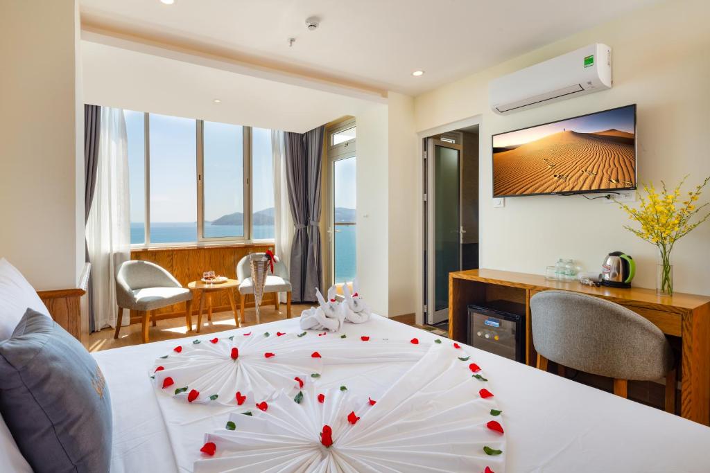 Giường trong phòng chung tại Glory Nha Trang Hotel