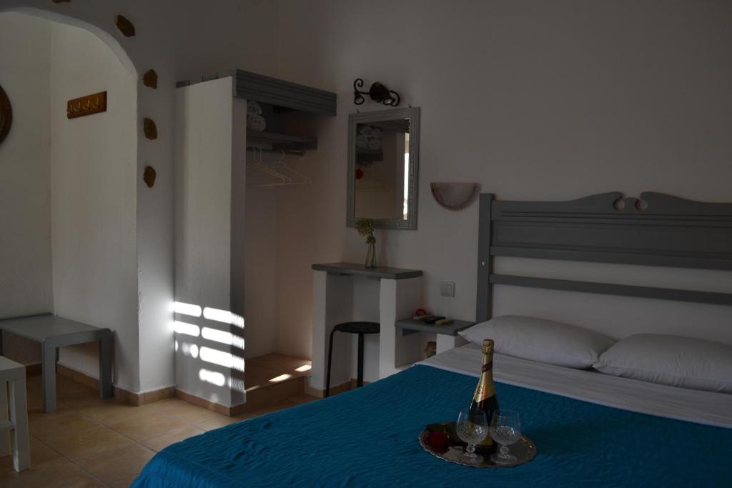 Postel nebo postele na pokoji v ubytování Skyros Koxilas Studios