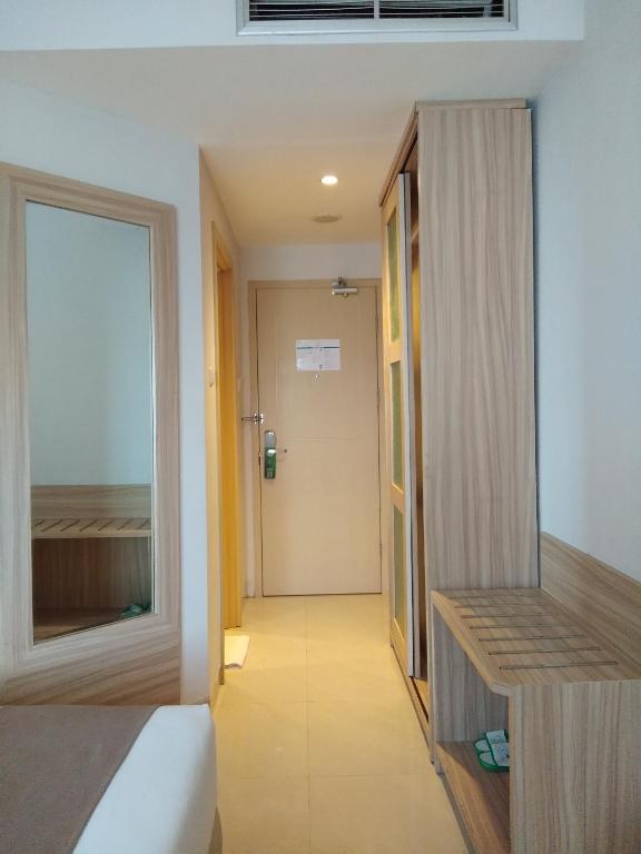 Postel nebo postele na pokoji v ubytování Lorin Syariah Solo Hotel