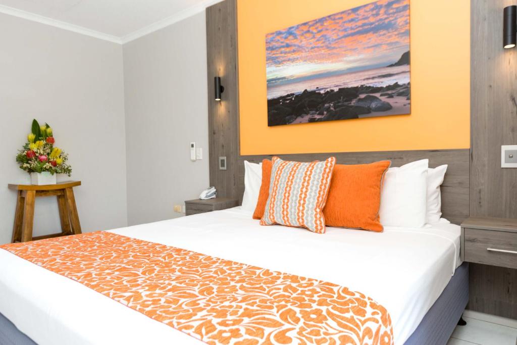 Postel nebo postele na pokoji v ubytování Turtle Cove Beach Resort - Adults Only LGBTQIA & Allies