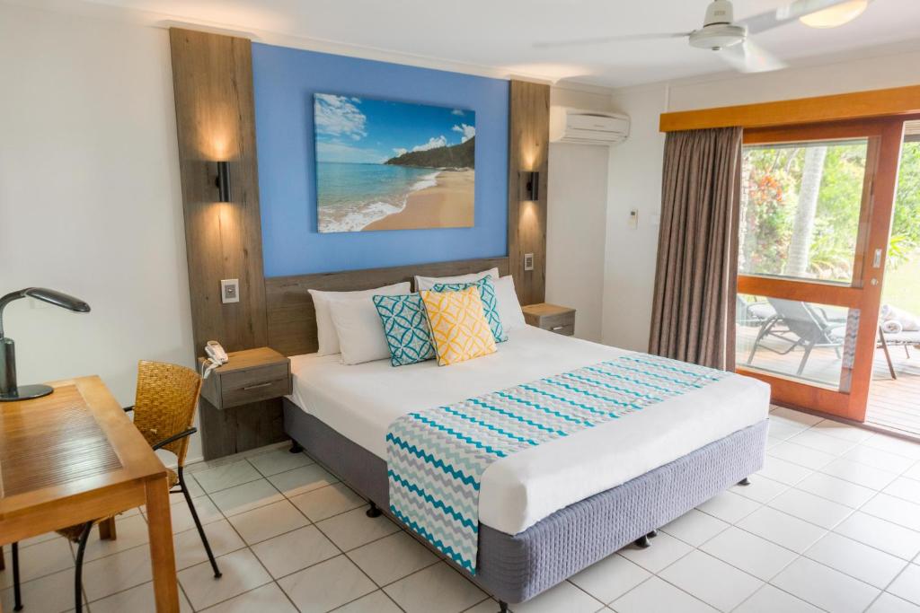Postel nebo postele na pokoji v ubytování Turtle Cove Beach Resort - Adults Only LGBTQIA & Allies