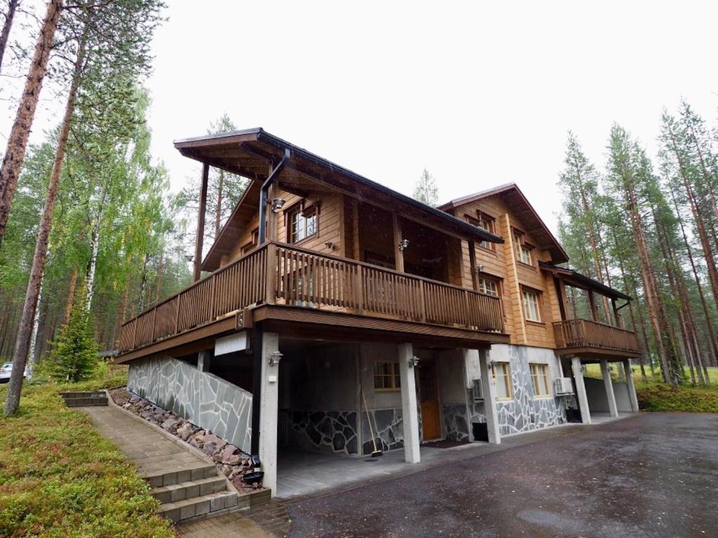 Casa de madera grande con balcón en el bosque en Levillas Adjutantti A&B Villas, en Levi