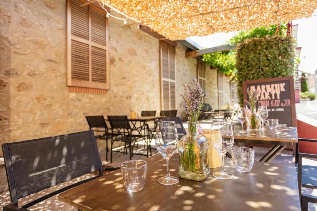 Nápoje v ubytování Domaine Riberach - Restaurant étoilé - Spa - Piscine naturelle - Vignoble bio