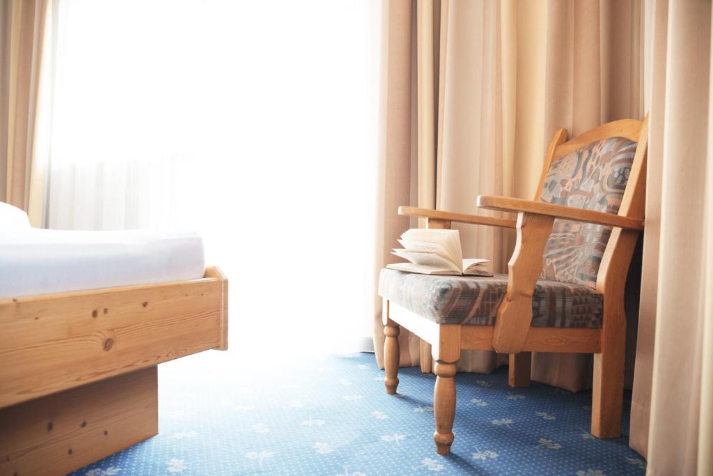 Postel nebo postele na pokoji v ubytování Bergidyll & Hotel Trofana