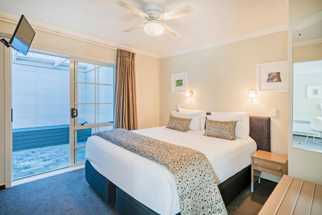 Postel nebo postele na pokoji v ubytování Silver Fern Rotorua Suites & Spa