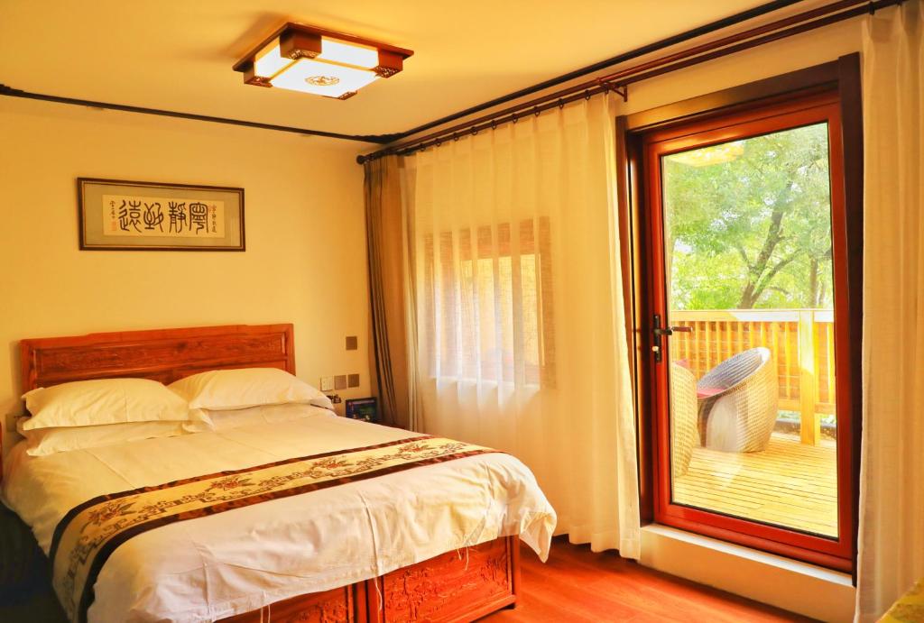 Postel nebo postele na pokoji v ubytování Qinfu Hotel Beijing Nanluogu Lane Houhai