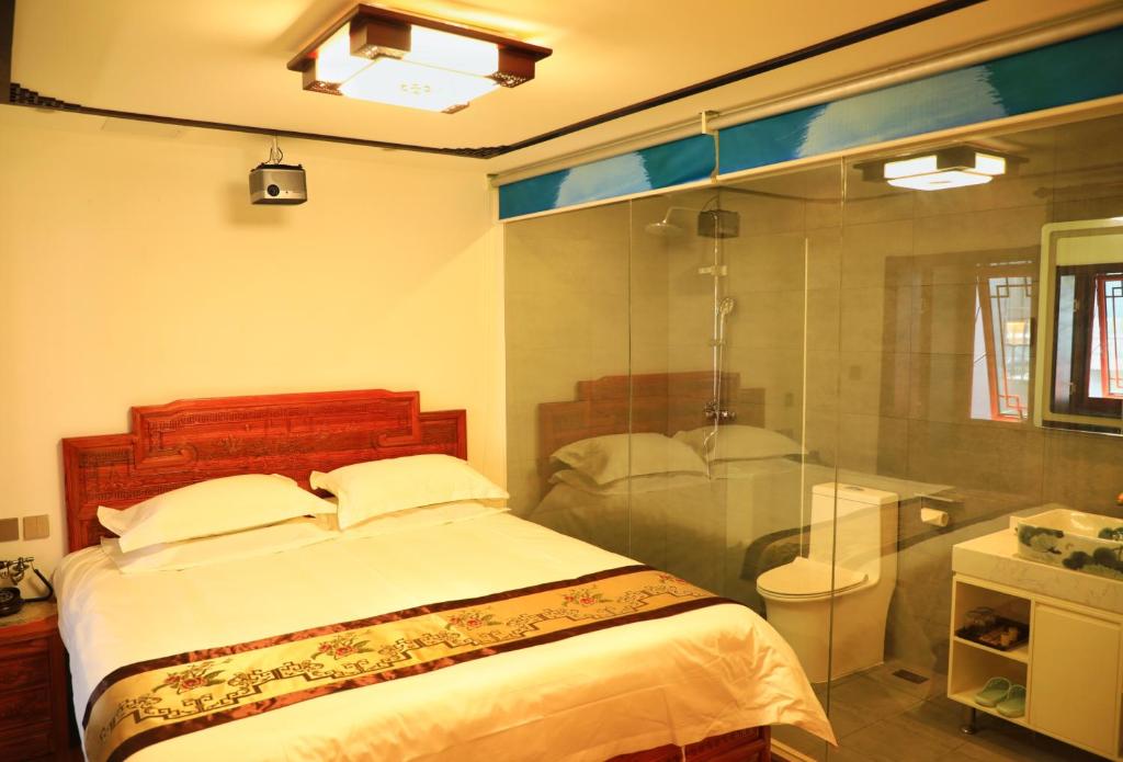Postel nebo postele na pokoji v ubytování Qinfu Hotel Beijing Nanluogu Lane Houhai
