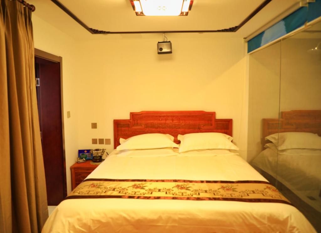 Postel nebo postele na pokoji v ubytování Qinfu Hotel Beijing Nanluogu Lane Houhai