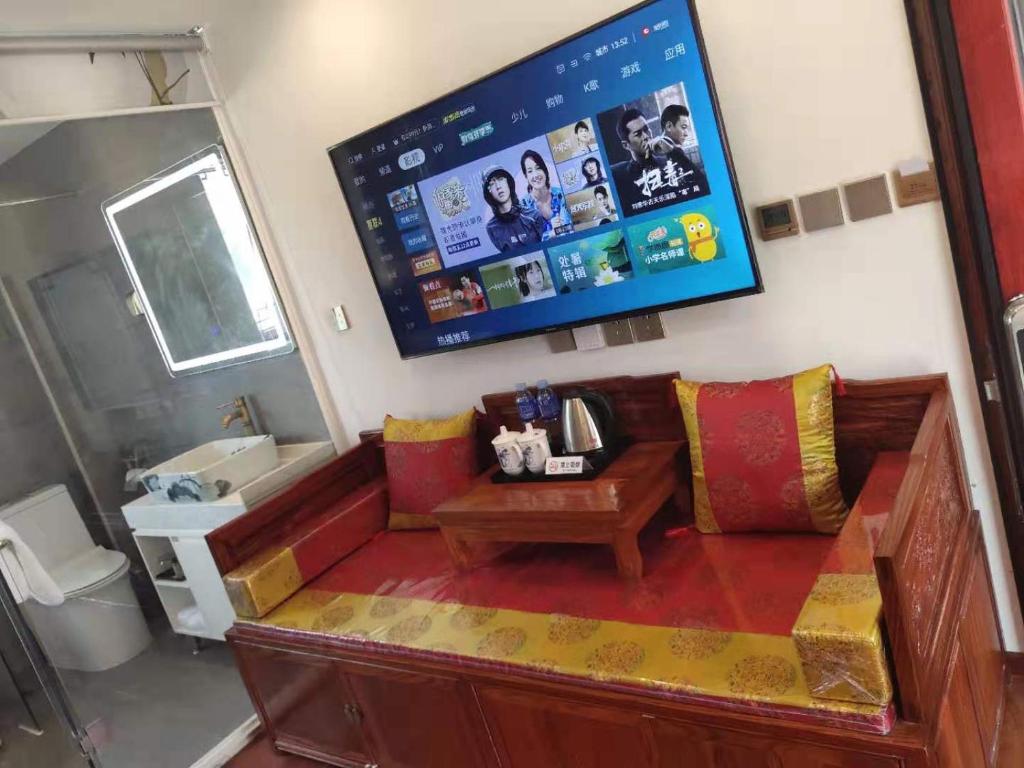 TV a/nebo společenská místnost v ubytování Qinfu Hotel Beijing Nanluogu Lane Houhai