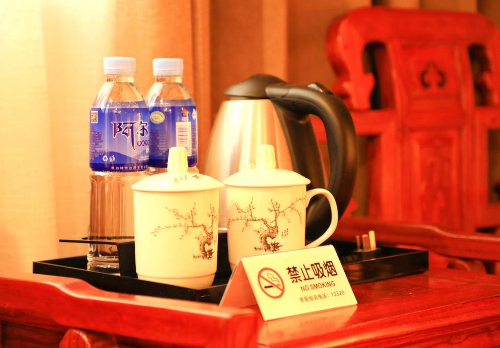 Příslušenství pro přípravu čaje a kávy v ubytování Qinfu Hotel Beijing Nanluogu Lane Houhai