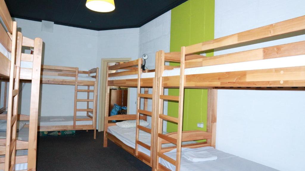 Palanda nebo palandy na pokoji v ubytování Happy Hostel Kiev