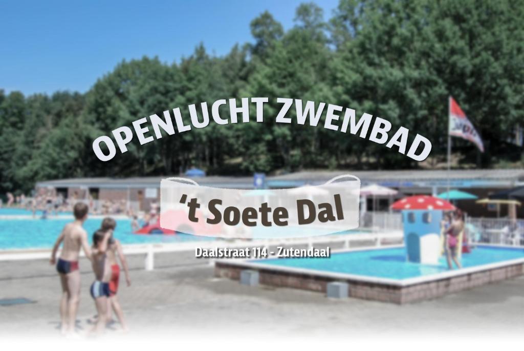 Bazén v ubytování Chalet Luxe nebo v jeho okolí