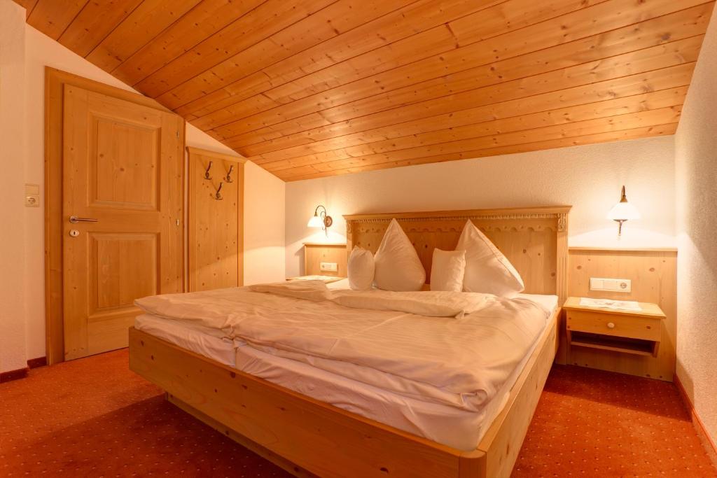 Postel nebo postele na pokoji v ubytování Hotel Garni Feuerstein