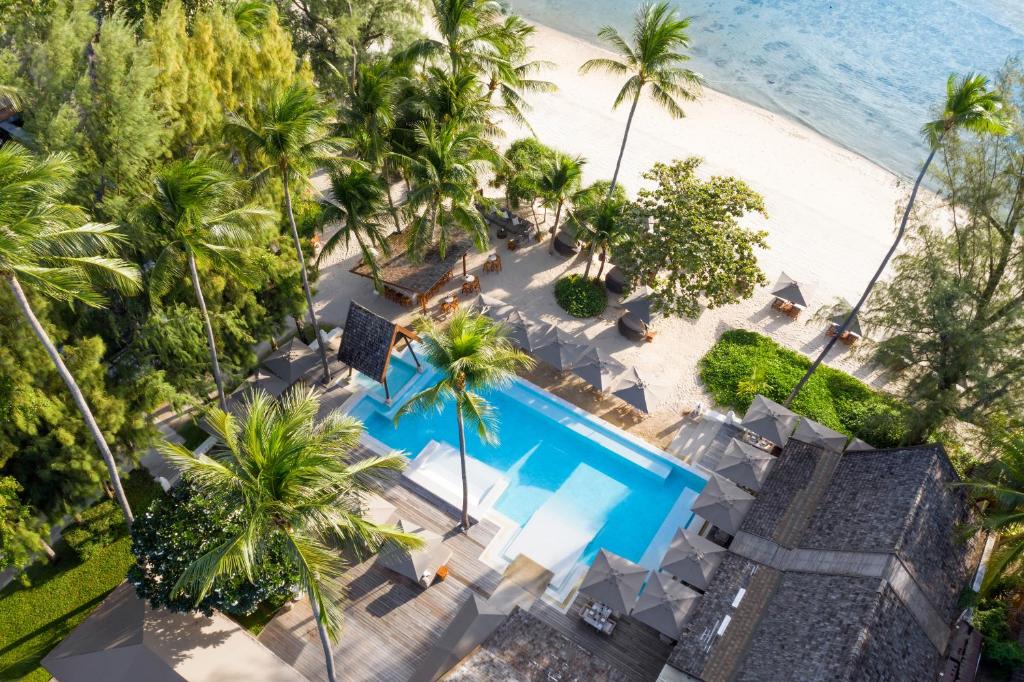 una vista aérea de una playa con piscina y palmeras en SALA Samui Choengmon Beach Resort, en Choeng Mon Beach