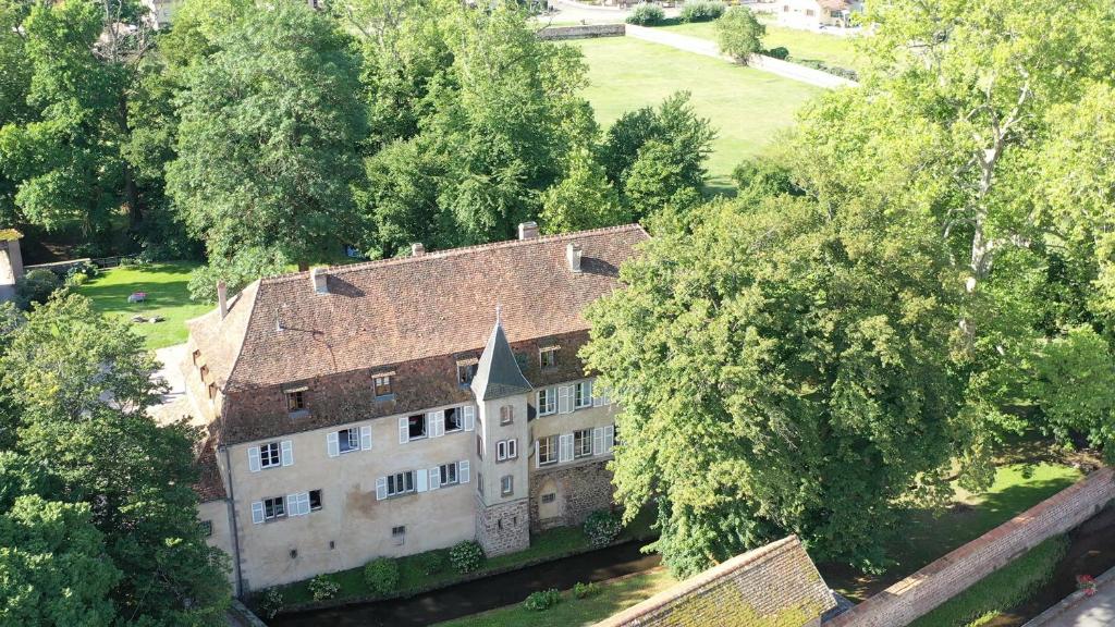 una vista aérea de un edificio antiguo con árboles en Chambres d'hôtes Château De Grunstein en Stotzheim