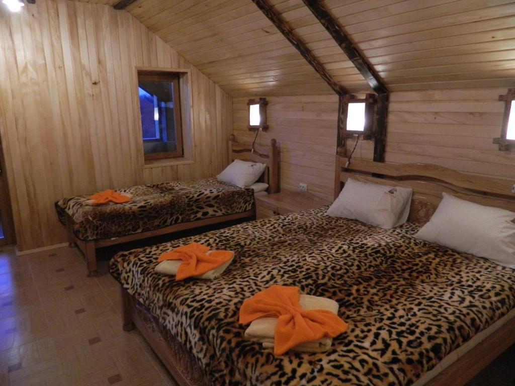 Habitación con 2 camas con arcos naranjas. en Гостевая усадьба Родовое гнездо, en Haysyn
