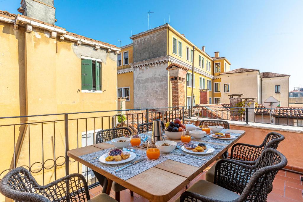 stół z talerzami żywności na balkonie w obiekcie La Dimora di San Maurizio 4 Terrace - Dimora Italia - w Wenecji
