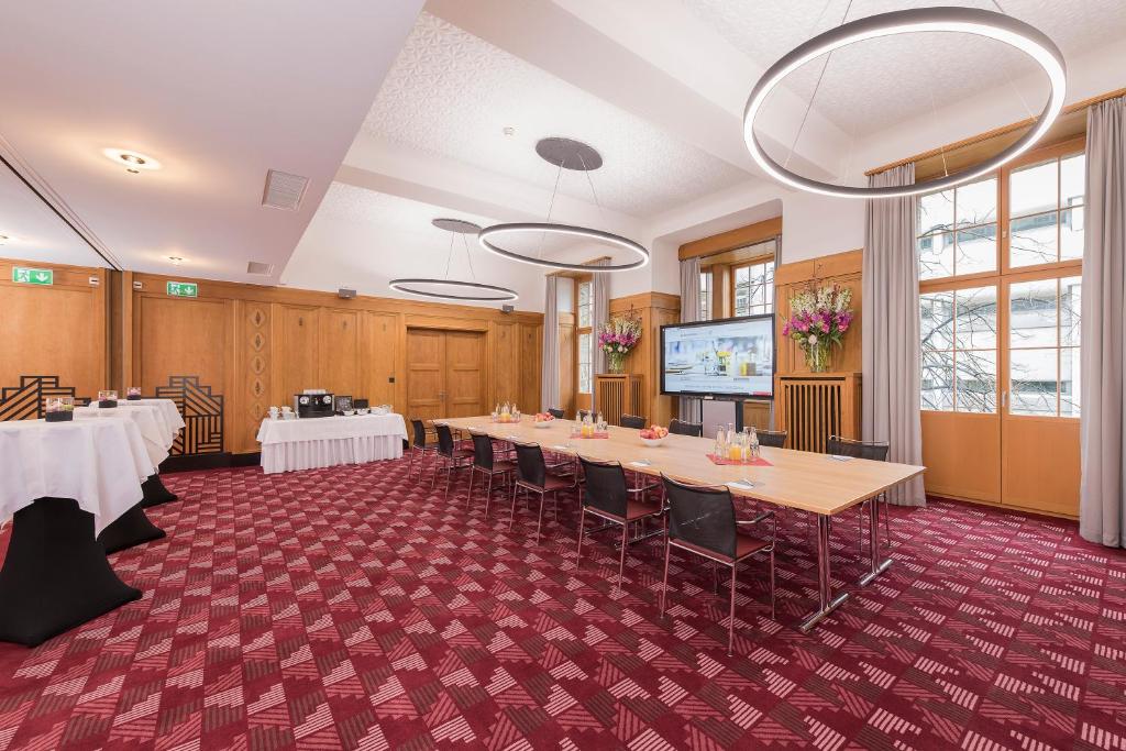 TV a/nebo společenská místnost v ubytování Hotel Glockenhof Zürich