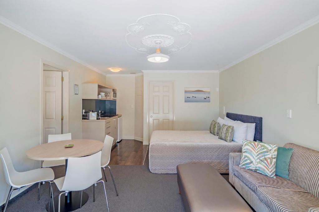Postel nebo postele na pokoji v ubytování Silver Fern Rotorua Suites & Spa