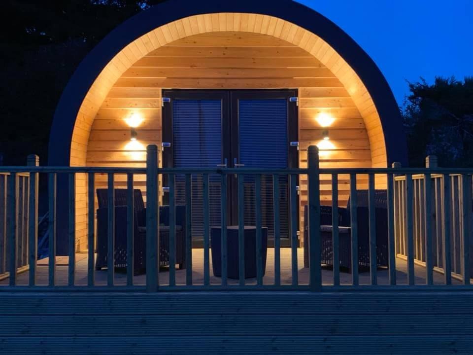 un edificio con una porta ad arco con luci sopra di Daviot Luxury Pods a Inverness