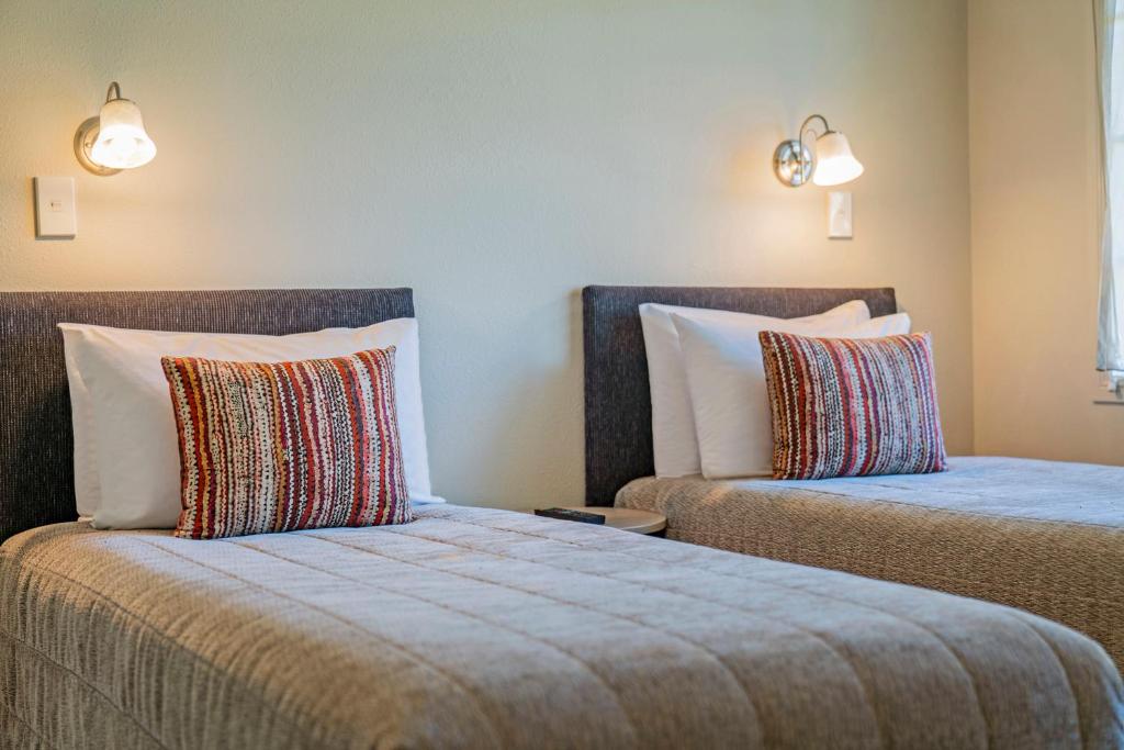 Postel nebo postele na pokoji v ubytování Silver Fern Rotorua Suites & Spa