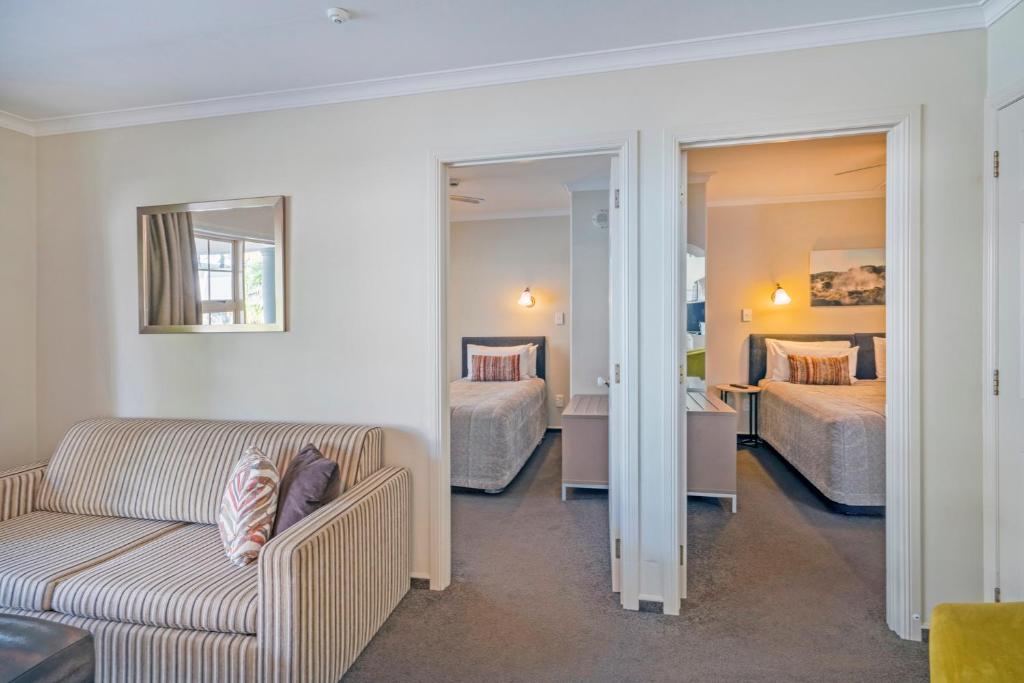 Postel nebo postele na pokoji v ubytování Silver Fern Rotorua Suites & Spa