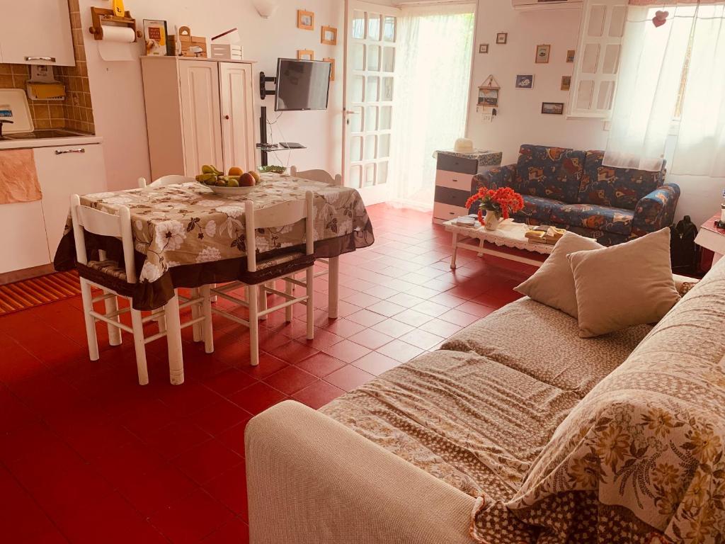 A kitchen or kitchenette at Casa Susy Bouganville 400 mt dal mare