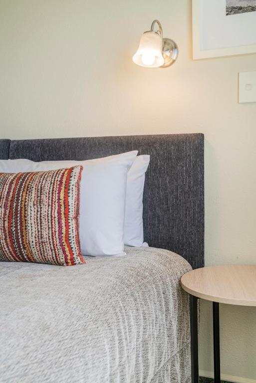 Postel nebo postele na pokoji v ubytování Silver Fern Rotorua Suites & Spa