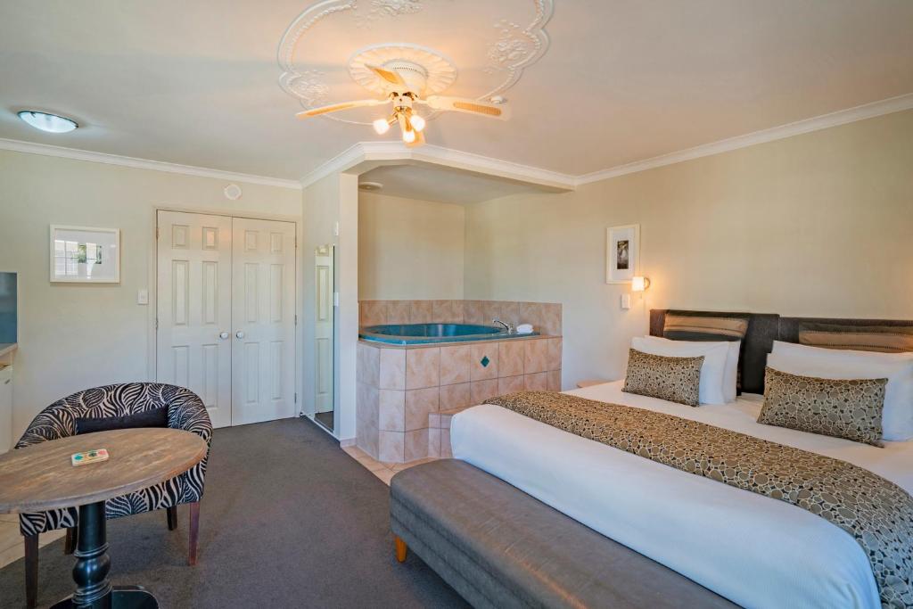 Postel nebo postele na pokoji v ubytování Silver Fern Rotorua Suites & Spa
