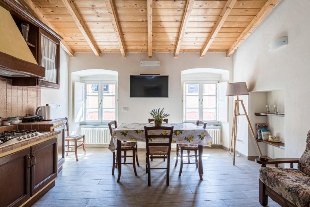 uma cozinha e sala de jantar com mesa e cadeiras em Le 3 Sirene em Levanto