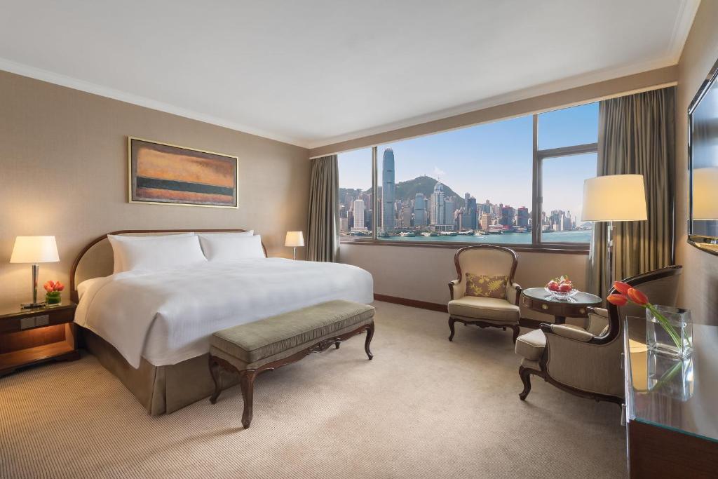 Habitación de hotel con cama y ventana grande en Marco Polo Hongkong Hotel, en Hong Kong