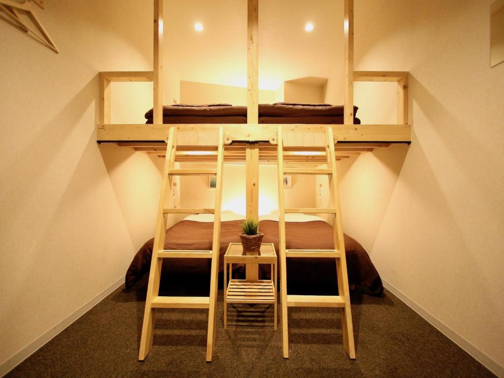 Palanda nebo palandy na pokoji v ubytování Osaka Guesthouse Nest