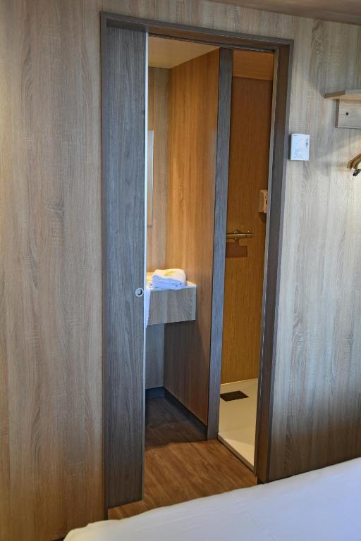 Postel nebo postele na pokoji v ubytování The Originals Access Aéroport, Hôtel Aurillac