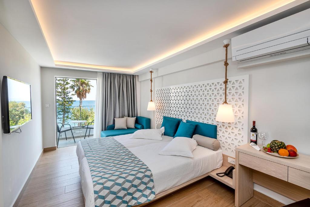 een slaapkamer met een groot bed met blauwe accenten bij Triton Boutique Hotel in Kos-stad