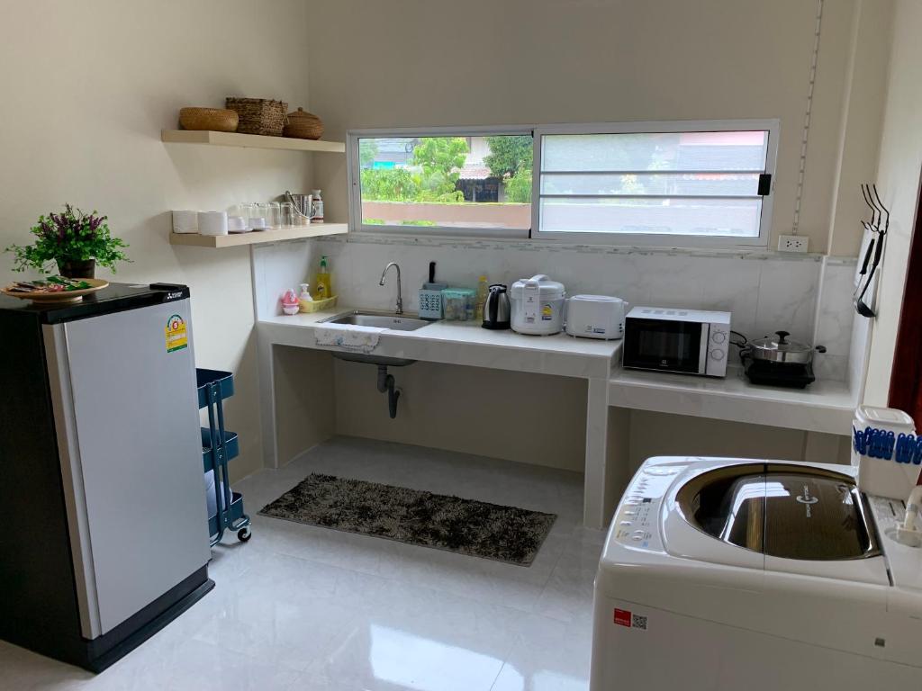 Kuchyň nebo kuchyňský kout v ubytování W House Ranong 1Bedroom villa