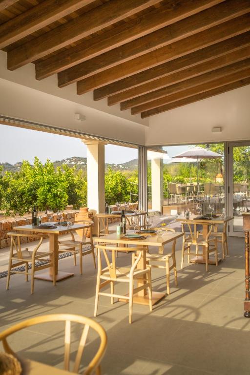 Restaurace v ubytování Can Jaume Private Villas by Ocean Drive