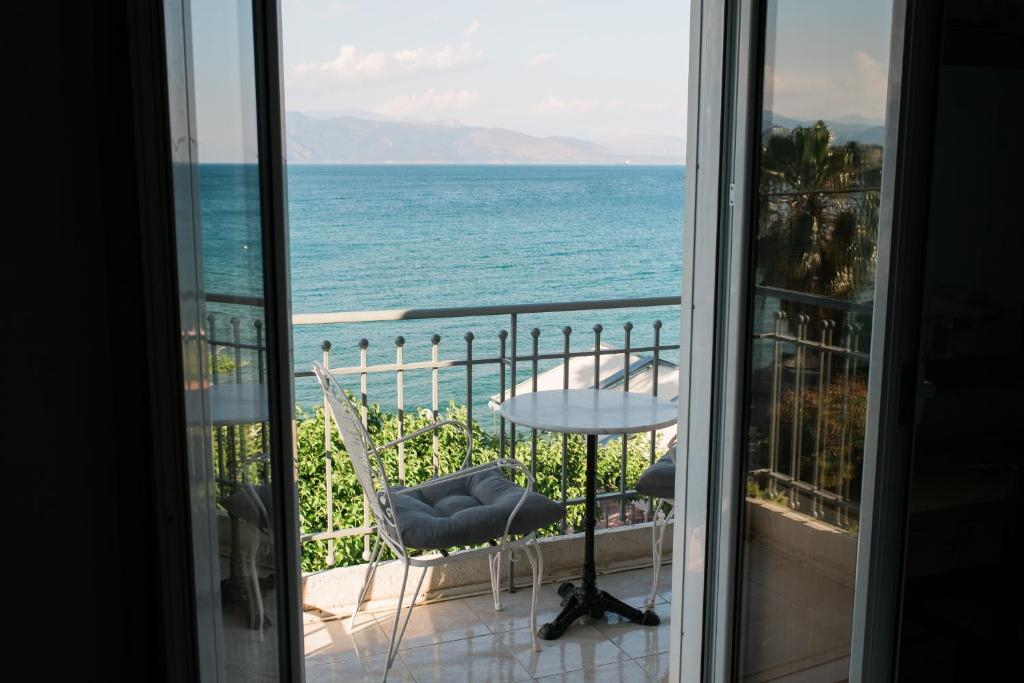 um quarto com vista para o oceano a partir de uma varanda em Plaz Hotel em Selianitika