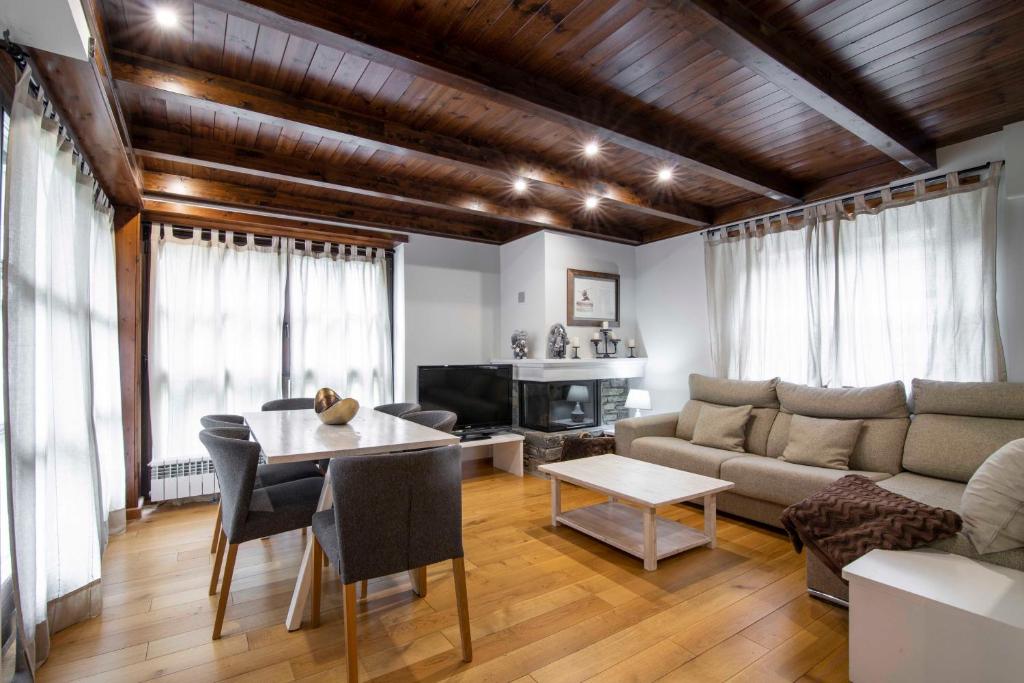 - un salon avec un canapé et une table dans l'établissement ARTIGA de Alma de Nieve, à Baqueira-Beret