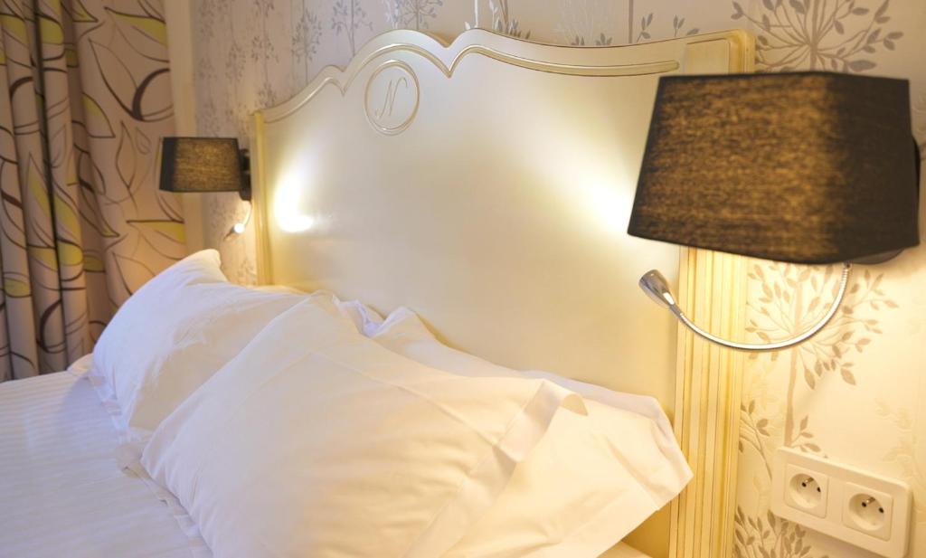 Postel nebo postele na pokoji v ubytování Hôtel Napoléon